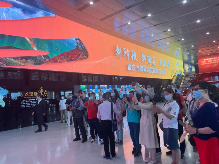 开馆首日迎来游客们“尝鲜”体验 重庆市规划展览馆供图