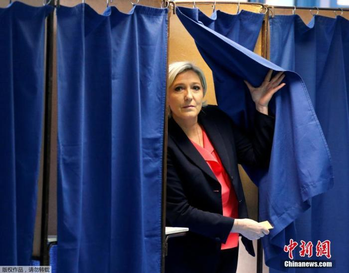 　资料图：当地时间2017年5月7日，法国总统选举第二轮投票，身为总统候选人的勒庞现身投票点。