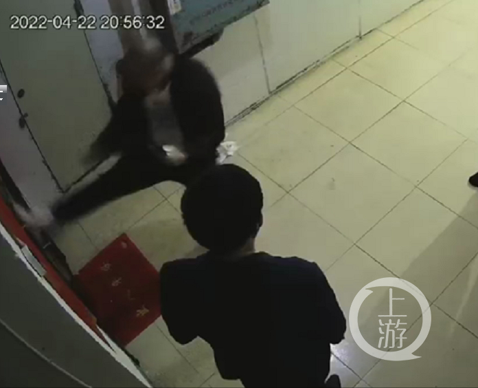 ▲视频显示，男子一边大力踹门一边大喊“开门”。图片来源/视频截图