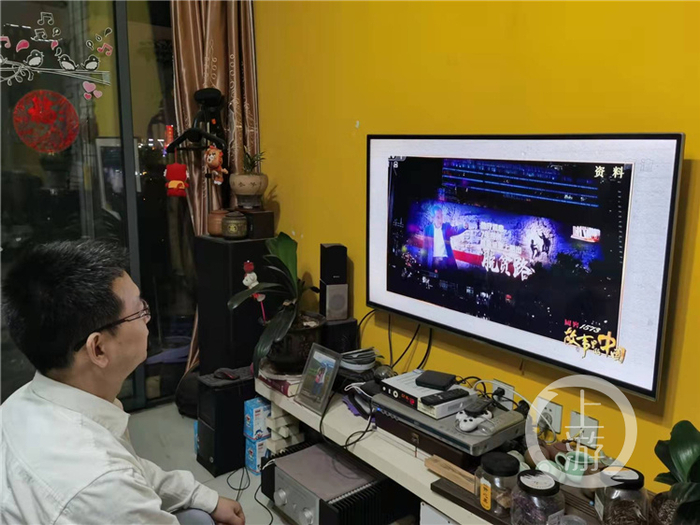 ▲市乡村振兴局干部牛文伟收看节目。