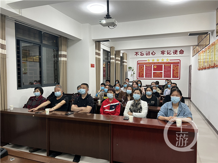 ▲巫山县高堂街道翠屏社区居民集中收看。