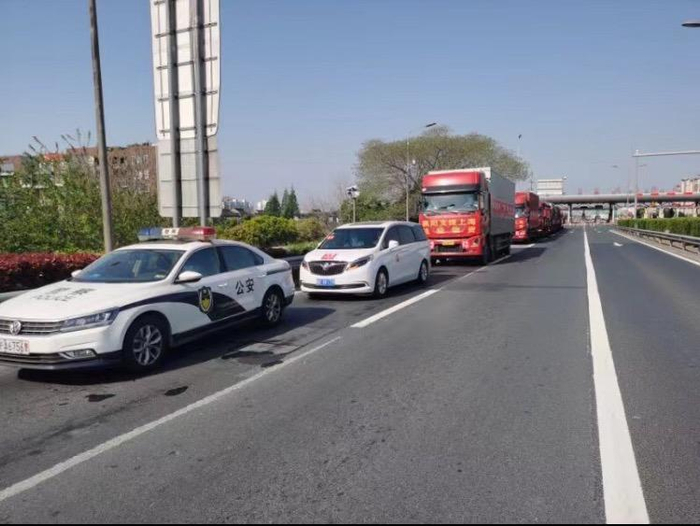 ▲由引导车开道的车队。&nbsp; 受访者供图