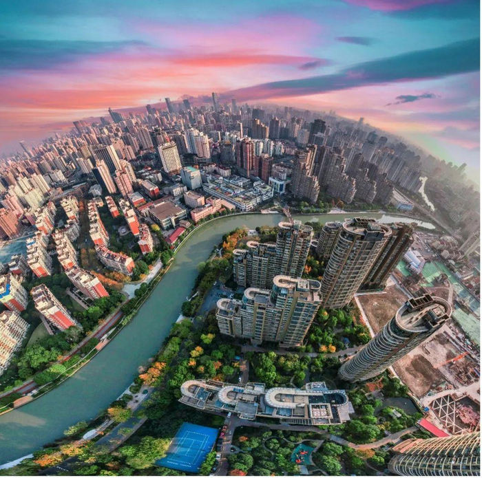 新湖中宝从本世纪初就开始参与城市更新建设。图为该公司打造的新湖明珠城。