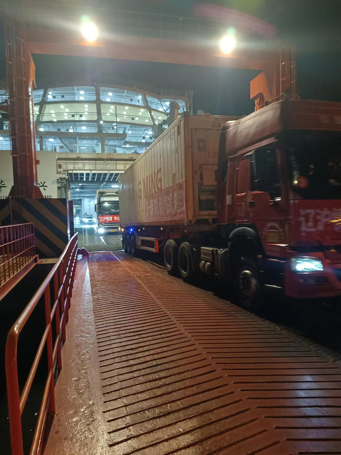 ▲4月13日凌晨2时，“中华复兴号”抵达烟台港码头，货车出舱登陆。&nbsp; 受访者供图