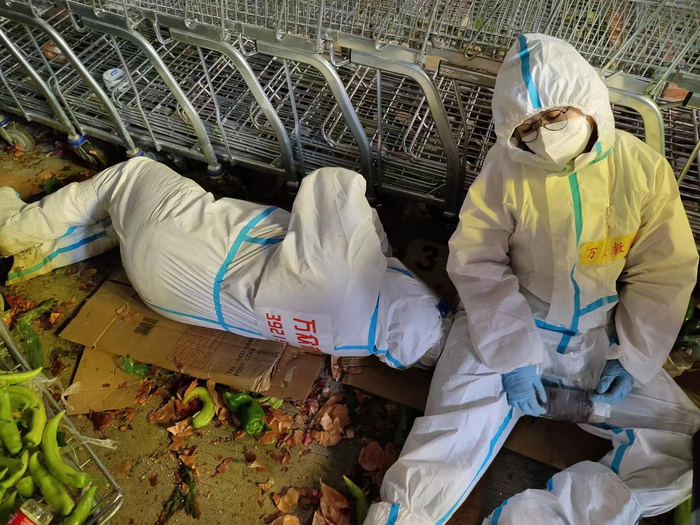 ▲万众应急救援队的志愿者们，在等待新一批包装箱送到的间隙里就地休息。&nbsp; 受访者供图