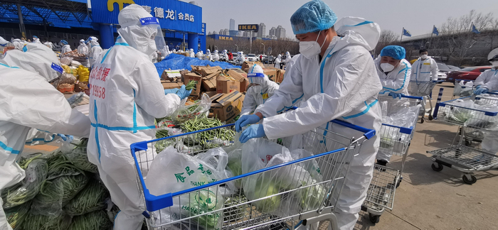 ▲4月11日，大连万众应急救援队的志愿者们正在打包送往上海的蔬菜。&nbsp; 受访者供图