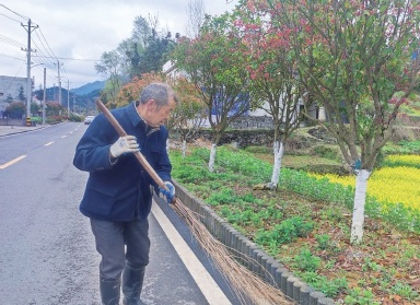 　　崇阳县肖岭乡肖岭村清洁员在清扫街道。　资料图