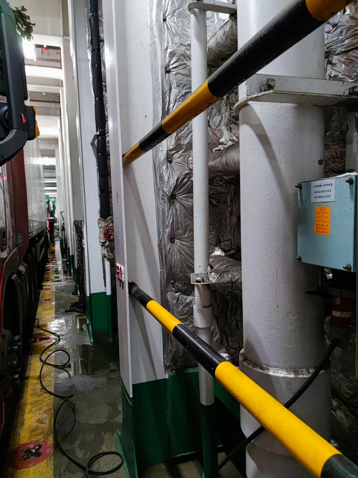 ▲为保鲜蔬菜，冷链货车续接电缆连通船舱内的电源。&nbsp; 受访者供图