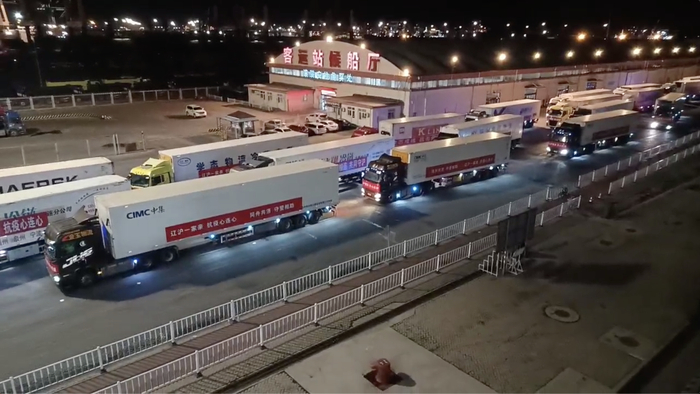 ▲4月13日凌晨2时许，烟台港码头，援沪车队整齐有序地驶向高速公路。&nbsp; 受访者供图
