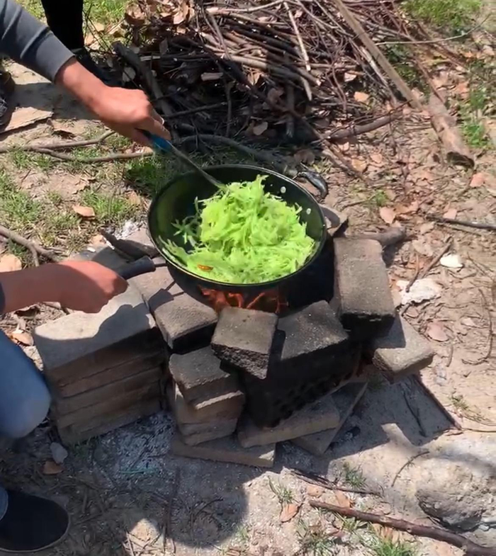 ▲邓名（化名）与其他几位滞留货车司机的简易炉灶。&nbsp; 受访者供图