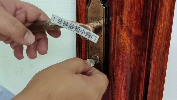 门被反锁不用找开锁匠，只用一枚硬币，一秒快速打开，真厉害|卫生间|门锁|反锁|硬币|小孩|房间|锁匠|房门|机关|小孩子|窗户_新浪新闻