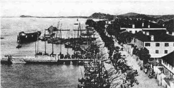 近代镇江江边码头 图片来源：过伟敏，刘佳著《镇江近代建筑》，东南大学出版社2015年8月版，第14页。