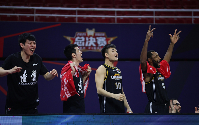 辽宁队替补席庆祝胜利。&nbsp; 图/新华社