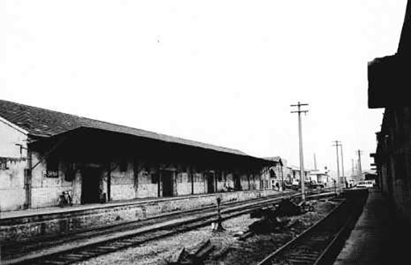 镇江江边支站：在小码头西，系当时沪宁铁路唯一的江边支线货运站，是贯通大江南北铁路、水路联运的重要枢纽。图片来源：杨瑞彬主编《古城掠影：民国时期镇江城市建设》第五章，古吴轩出版社2001年9月版，第62页。