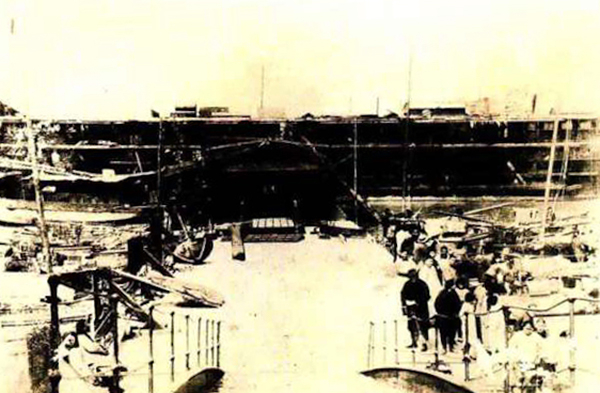 镇江港趸船码头：同治十一年（1872年）设置定海一号旧铁趸船一艘，以便旅客登船及装卸货物，趸船与南岸码头间有30米长的洋松栈桥。图片来源：杨瑞彬，刘明祥主编《镇江古今建筑》，古吴轩出版社1999年12月版，第60页。