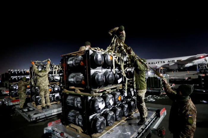 当地时间2月10日，美国援助的一批军事物资抵达乌克兰基辅。图/IC photo