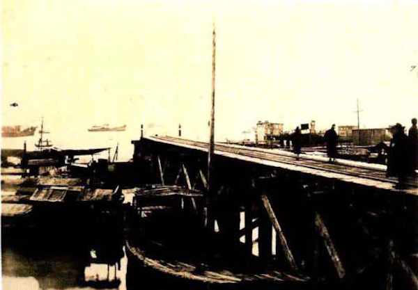 招商局四号码头栈桥：在平政桥西，光绪二年（1876年）镇江招商局以美商旗昌码头改建，洋松木制，长35米，宽5米，图片来源：杨瑞彬，刘明祥主编《镇江古今建筑》，古吴轩出版社1999年12月版，第60页。