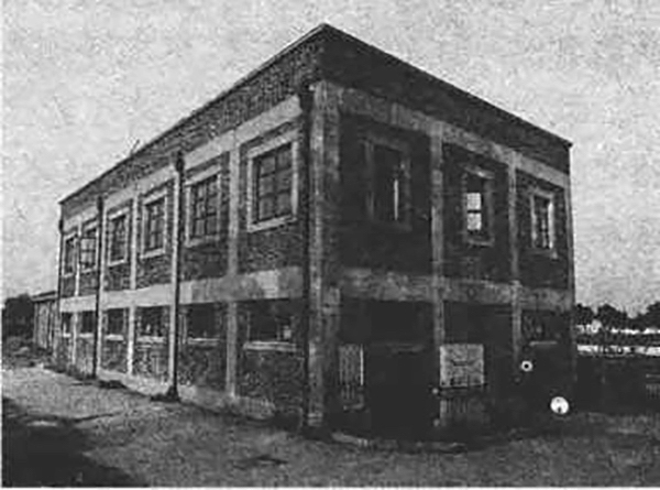 镇江海关旧址：初设于焦山自然庵，同治四年（1865年）迁至租界内江边马路旁，镇江关为当时长江下游第一个开放通商的口岸，但实权却由洋人掌握。，图片来源：杨瑞彬，刘明祥主编《镇江古今建筑》，古吴轩出版社1999年12月版，第125页。