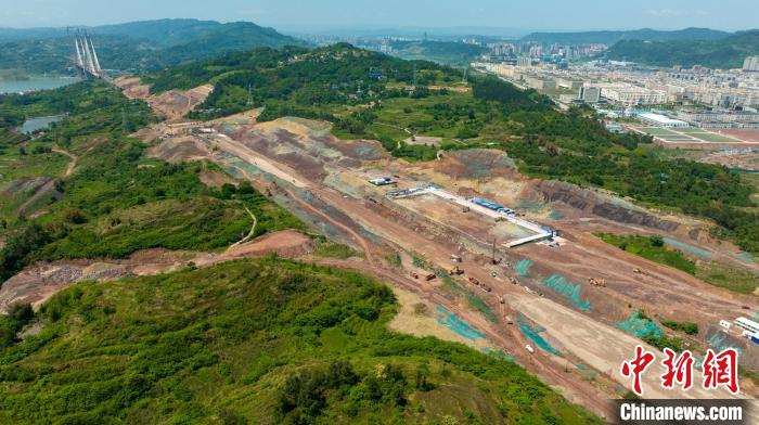 航拍开建的成自宜高铁临港站，远处为建设中的临港公铁两用长江大桥。　刘忠俊 摄