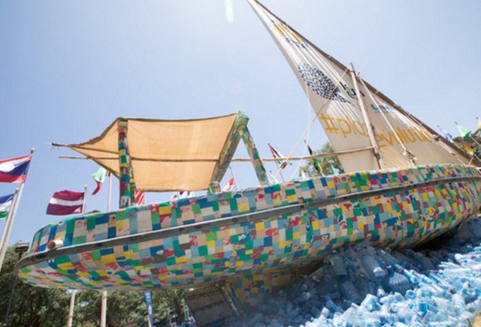 在肯尼亚首都内罗毕的联合国环境规划署总部拍摄的塑料垃圾制成的帆船