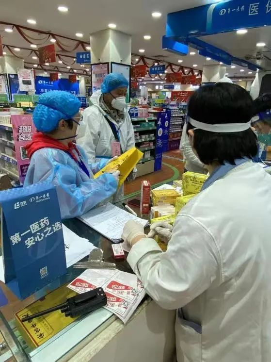 居委会志愿者到第一医药门店统一为小区居民配药