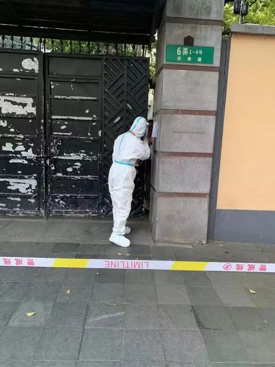 第一医药门店员工为周边小区居民送药