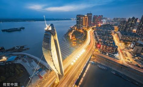 住在热搜的城市，要凭实力“出圈”