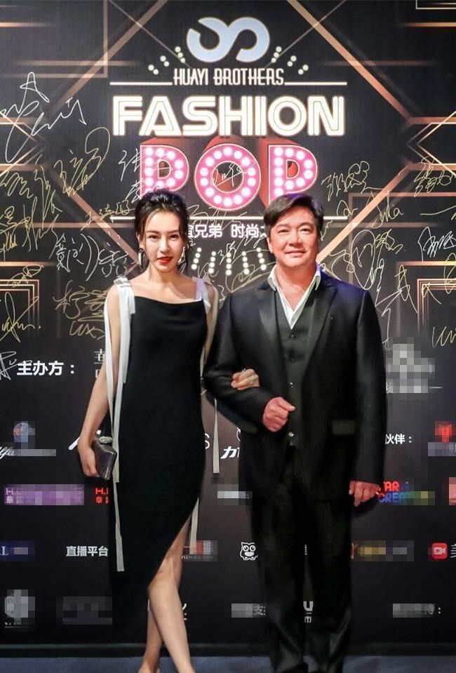 母其弥雅真是"瑜伽女王",斜边吊带裙挺宽松,但看得出身材多妙