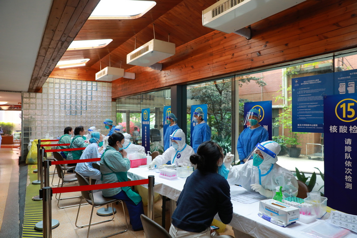 4月27日，中山医院完成了第100次全员核酸检测。 本文图片 中山医院供图