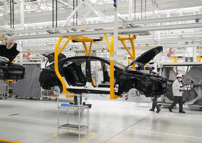 4月22日，在一汽集团红旗繁荣工厂，工人在进行生产作业。新华社发