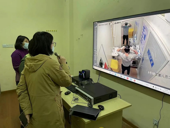 感控组指导医护人员规范穿脱防护服。