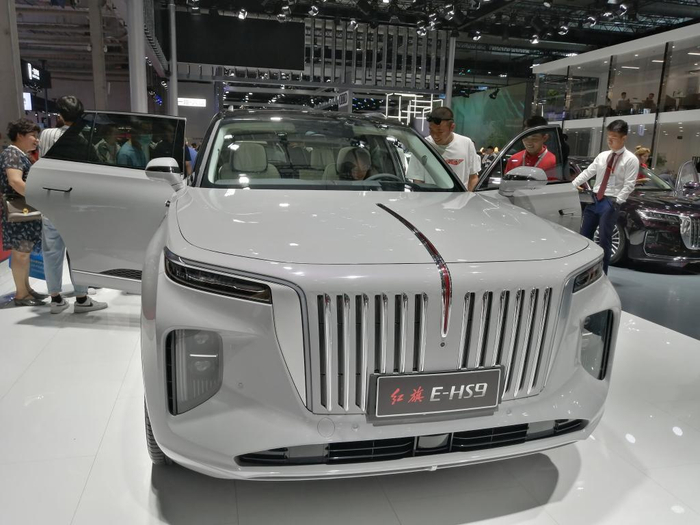 市民在体验红旗E-HS9车型（2021年7月14日摄）。新华社记者张建 摄