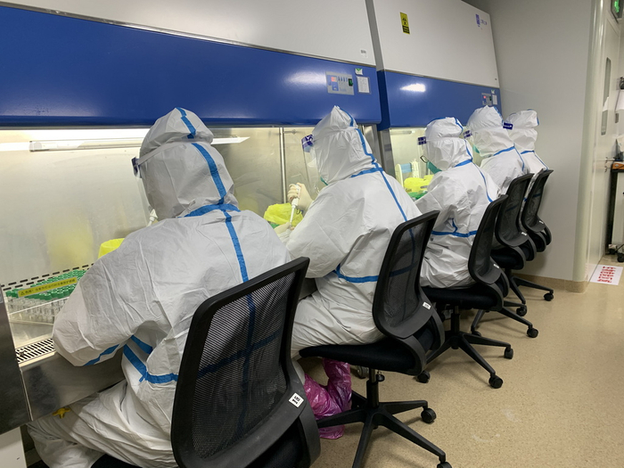 检验科单日最高核酸检测量达16000余管。