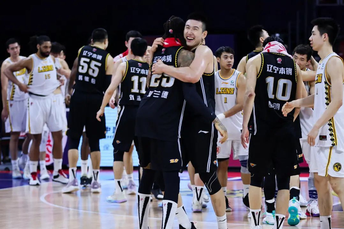 辽宁队球员拥抱庆祝夺冠 图据视觉中国