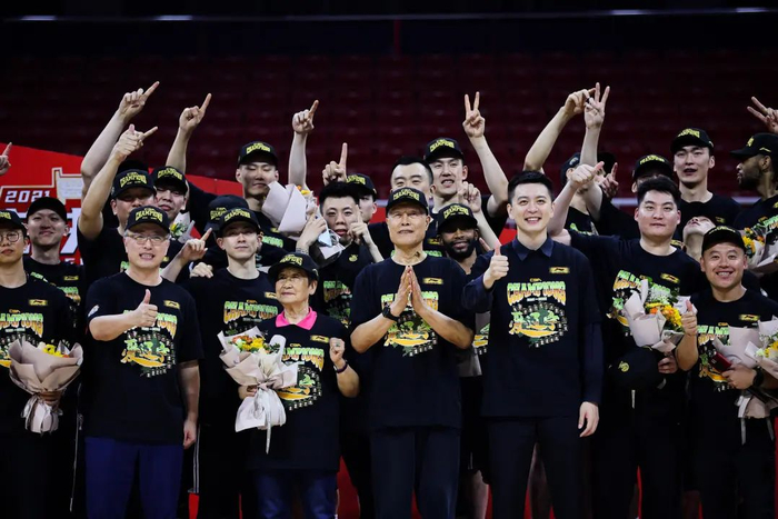 辽宁男篮在CBA联赛中再夺冠军奖杯 图据视觉中国