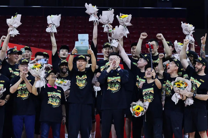 蒋兴权捧起冠军鼎 图据视觉中国