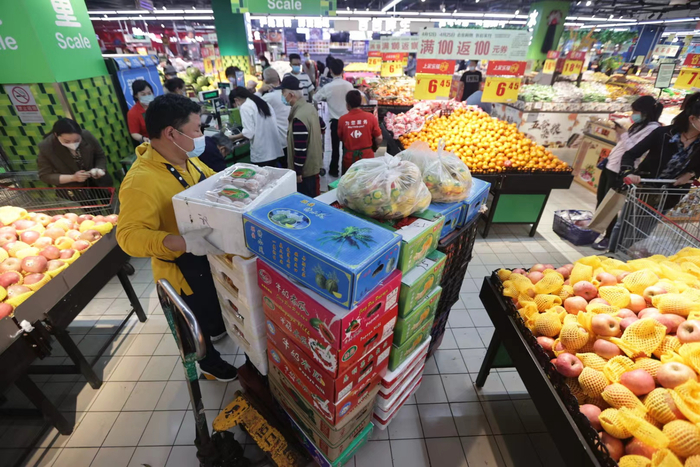 家乐福双井店，工作人员在补货。受访者供图