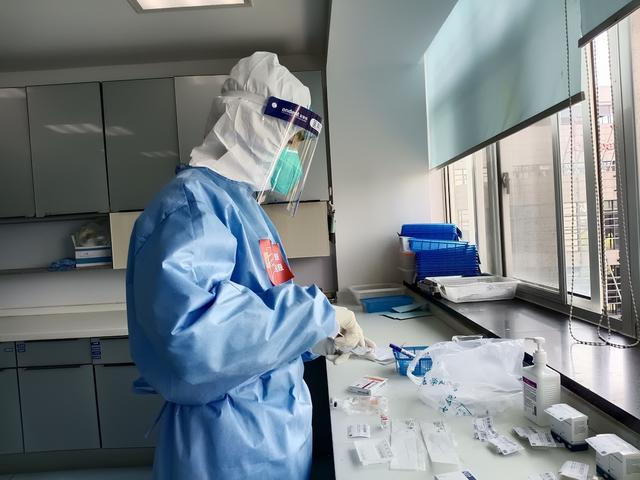 医护人员在病区内工作。