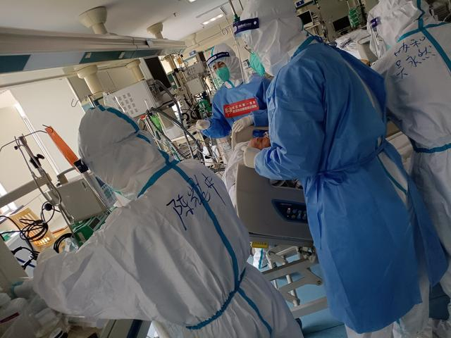 医护人员在病区内工作。