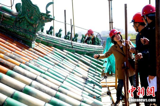 北京团城景区启动修缮，建筑屋顶旁搭建起脚手架。中新社发  远舟 摄