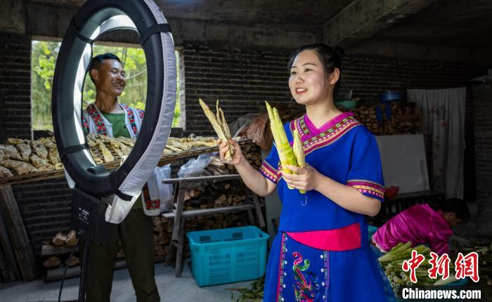 4月27日，安徽省宣城市宁国市云梯畲族乡村民在直播带货。　李晓红 摄