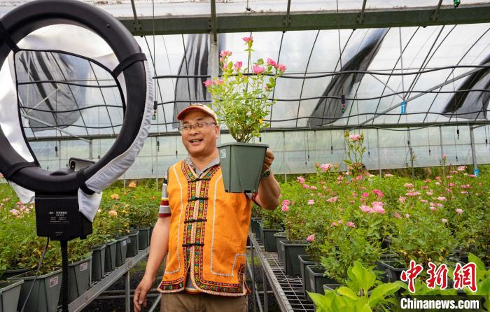 4月27日，安徽省宣城市宁国市云梯畲族乡村民在直播带货。　李晓红 摄