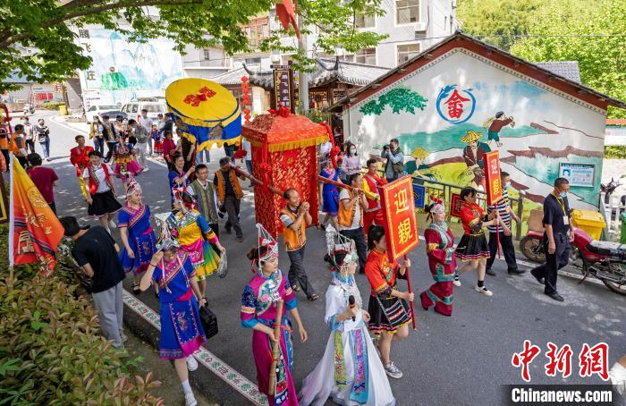 村民为游客表演畲族婚嫁习俗。　李晓红 摄