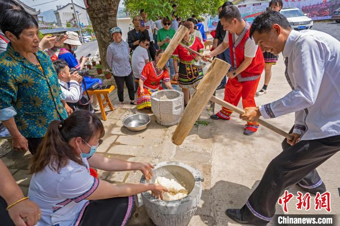 4月27日，宁国市云梯畲族村民和游客制作糍粑等当地美食。　李晓红 摄