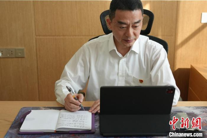 图为李志宏正在做笔记。　李红杰 摄