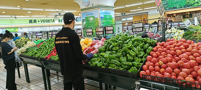 4月24日，在北京华联生活超市里，蔬菜区摆满了新鲜的蔬菜。受访者供图