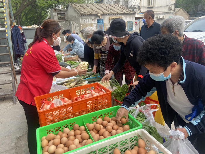 “蔬菜直通车”开进小区，方便居民在家门口买菜。受访者供图