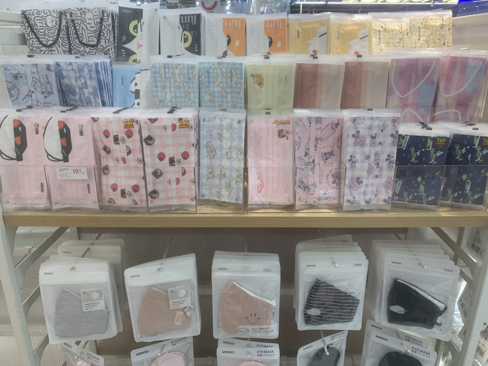 商店内卖的各种印花口罩
