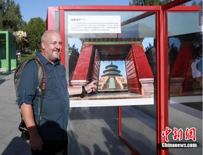 外国摄影师展示他拍摄的北京建筑。 中新社记者  贾天勇 摄