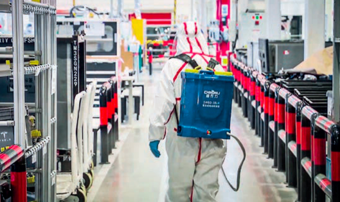 2022年4月19日，特斯拉上海超级工厂，工作人员在车间内消毒。